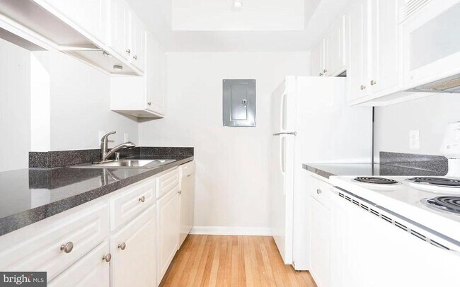 Foto del edificio - 8205 Whispering Oaks Way