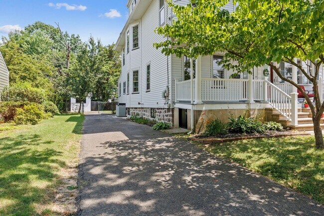 Foto del edificio - 4 Bed 2 Bath Home - 2 blocks from Newton L...