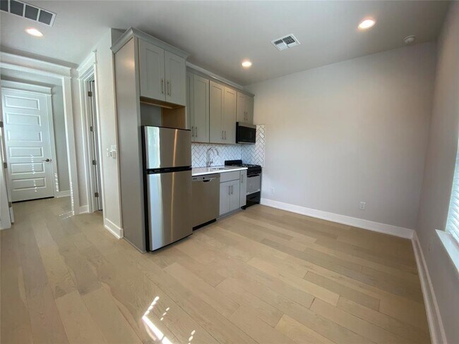 Foto del edificio - 6920 Bethune Ave