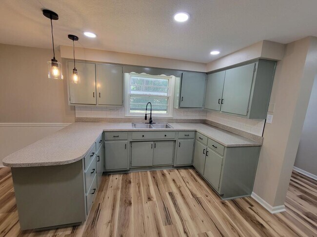 Building Photo - 7721 Diane Dr