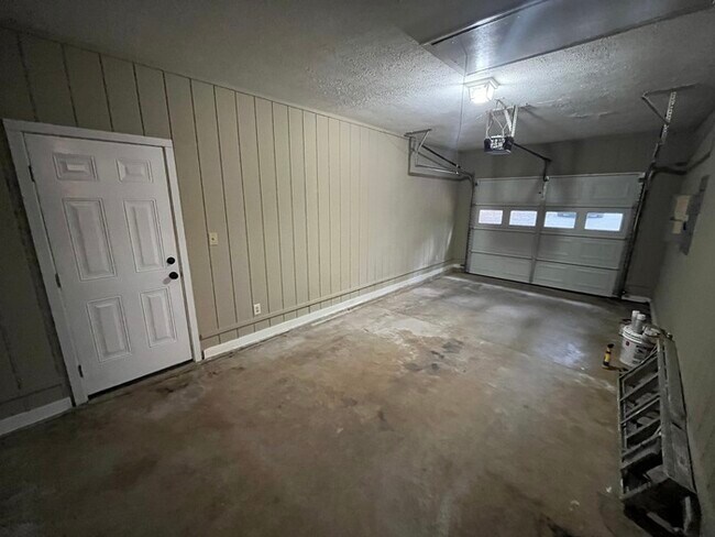 Foto del edificio - CUTE Ranch with Garage for RENT!