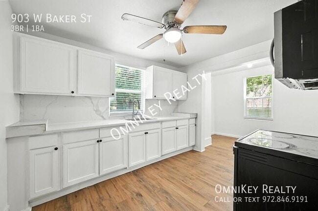 Building Photo - 903 W Baker St