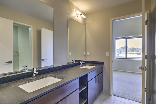 Building Photo - Gillham Park Row