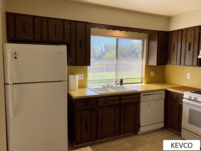 Building Photo - Spacious House with Huge Backyard!