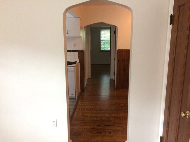 Building Photo - 2725 Oakleaf Ave