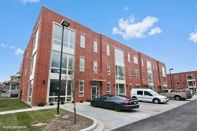 Primary Photo - 4119 N Narragansett Ave