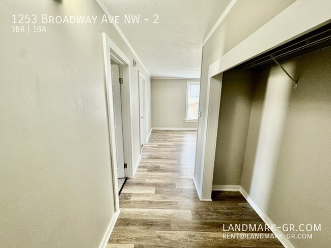 Building Photo - AVAILABLE NOW 3 BED/1 Bath - Modern design...