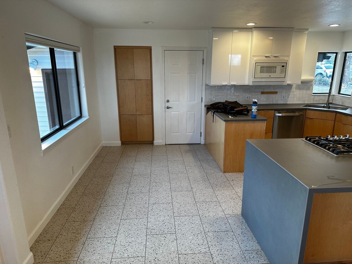 Primary Photo - Remodeled 2 bed / 2 bath home near Univers...