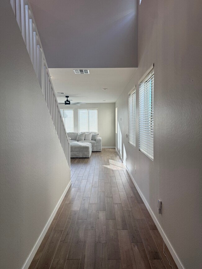 Foto del edificio - 18085 W Lupine Ave