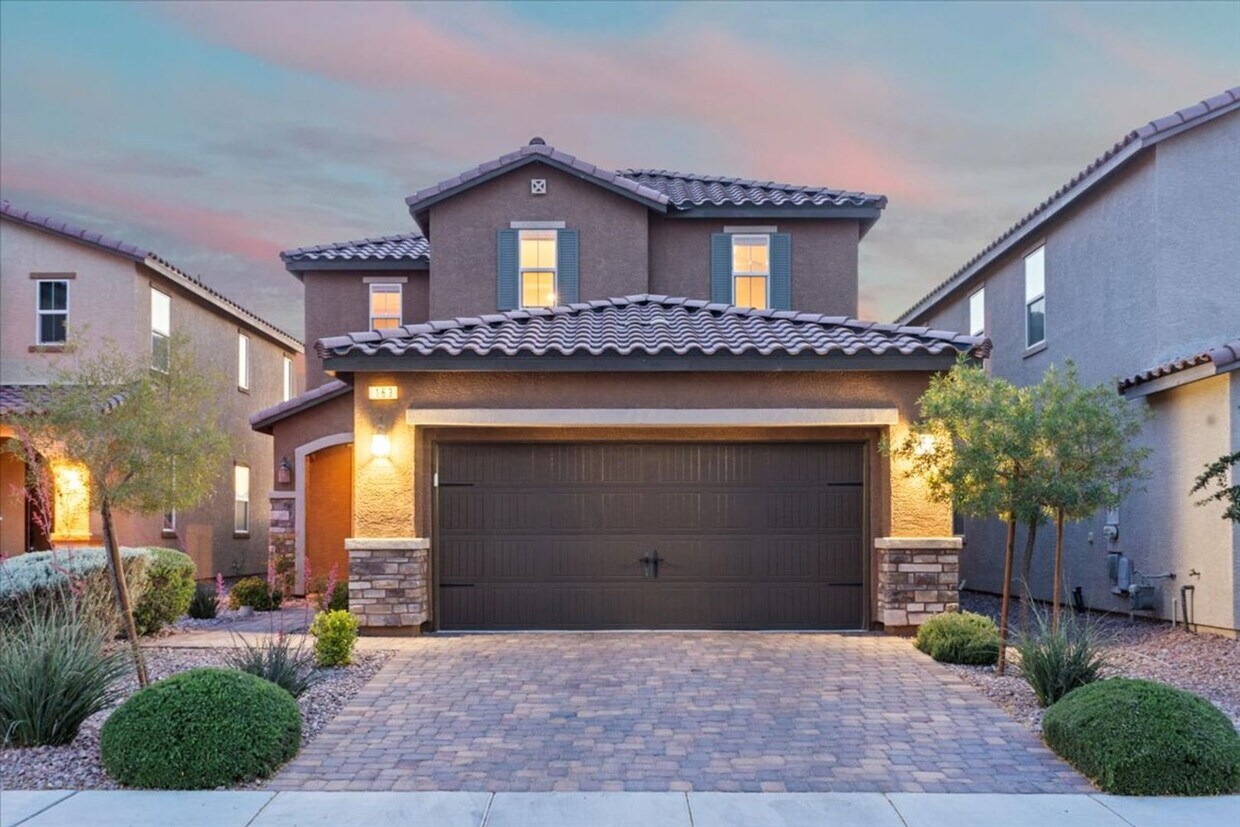 Primary Photo - Stunning 4 bedroom, 3 bathroom home with a...