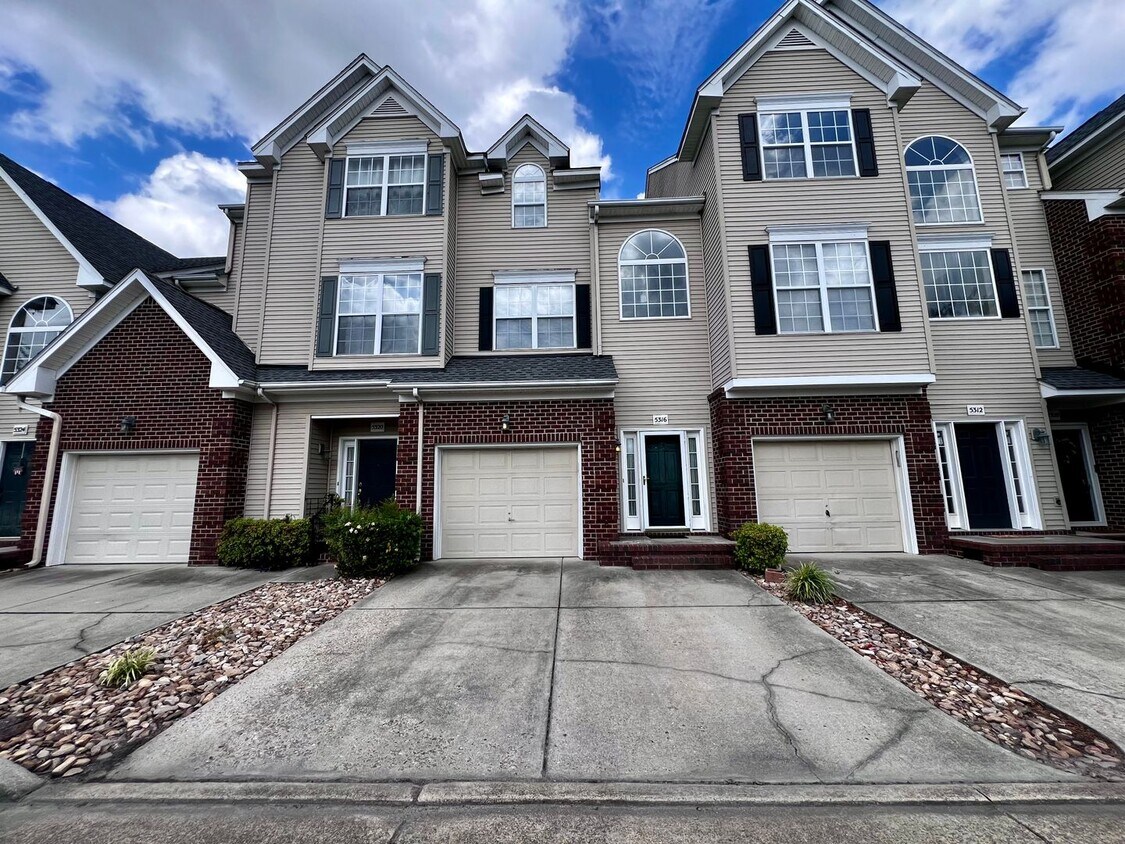 Foto principal - Charming Lakefront Townhome