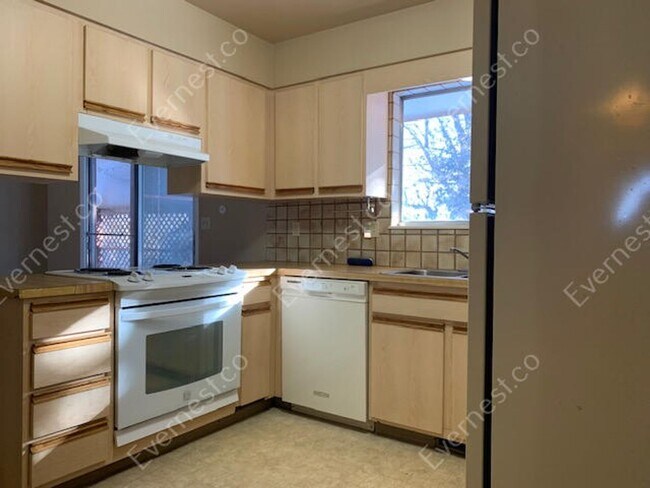 Building Photo - Lovely 3-Bedroom Home: Your Perfect Sanctu...