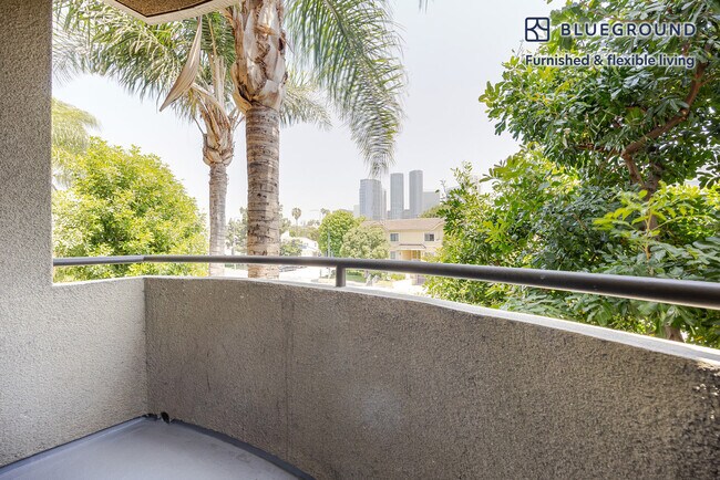 Foto del edificio - 2201 S Beverly Glen Blvd