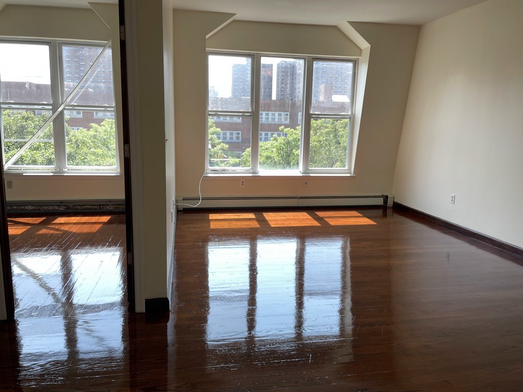 Foto principal - 229 E 110th St