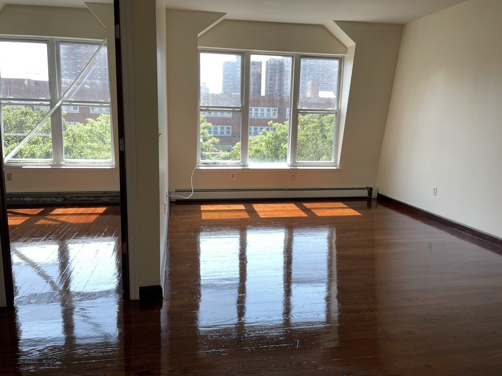 Primary Photo - 229 E 110th St