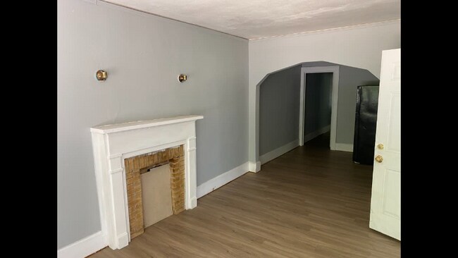 Building Photo - 2333 Winona Ave