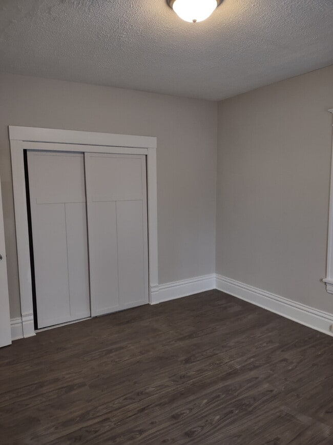 Building Photo - Updated 2-bedroom | Large Kitchen | Laundry in Building