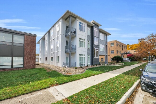 Building Photo - 305 W Clark St