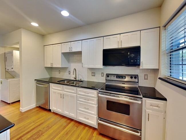 Building Photo - 4402 Buena Vista St