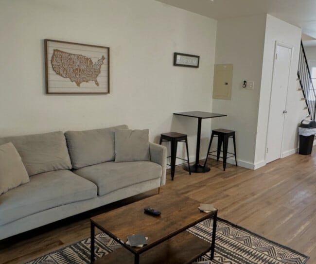 Building Photo - 624 S Cedar St