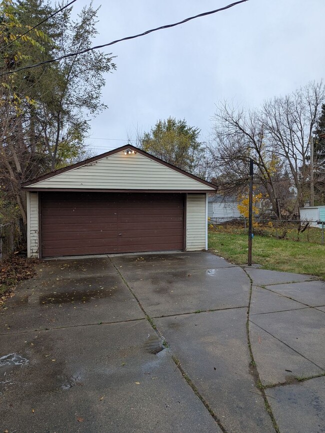 Building Photo - 7501 Lamphere- 3 Bed & 1 Bath FOR RENT