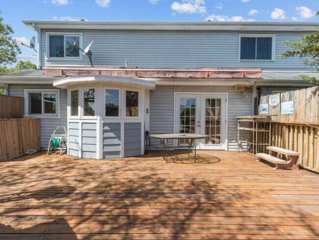 Building Photo - 3 Bedroom Townhome in Wheeling