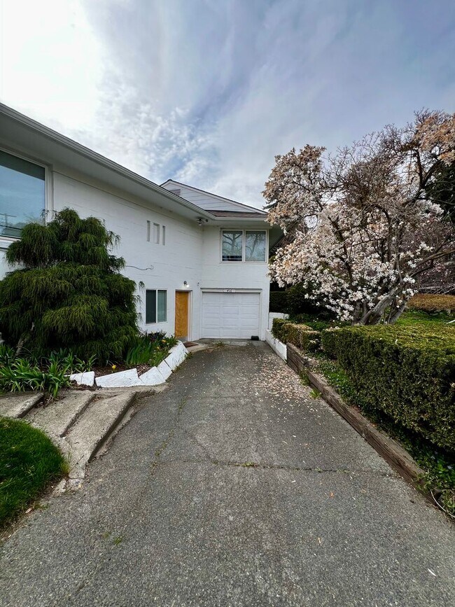 Foto del edificio - Non-Refundable & Security Deposit Total: $3000.00