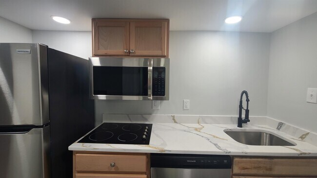 Building Photo - 384 Princeton Ave