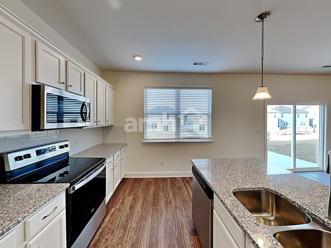 Building Photo - 1320 Lomond Dr