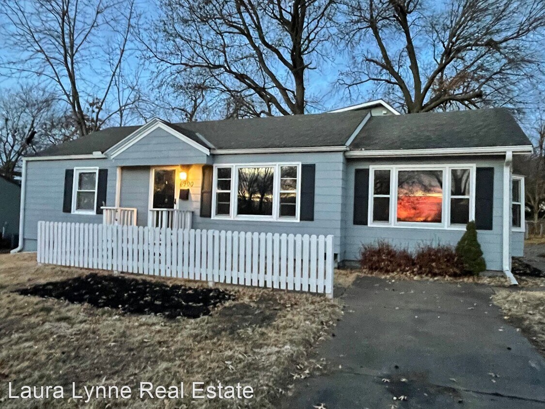 3 br, 2 bath House 6900 Laurel Ave House Rental in Raytown, MO