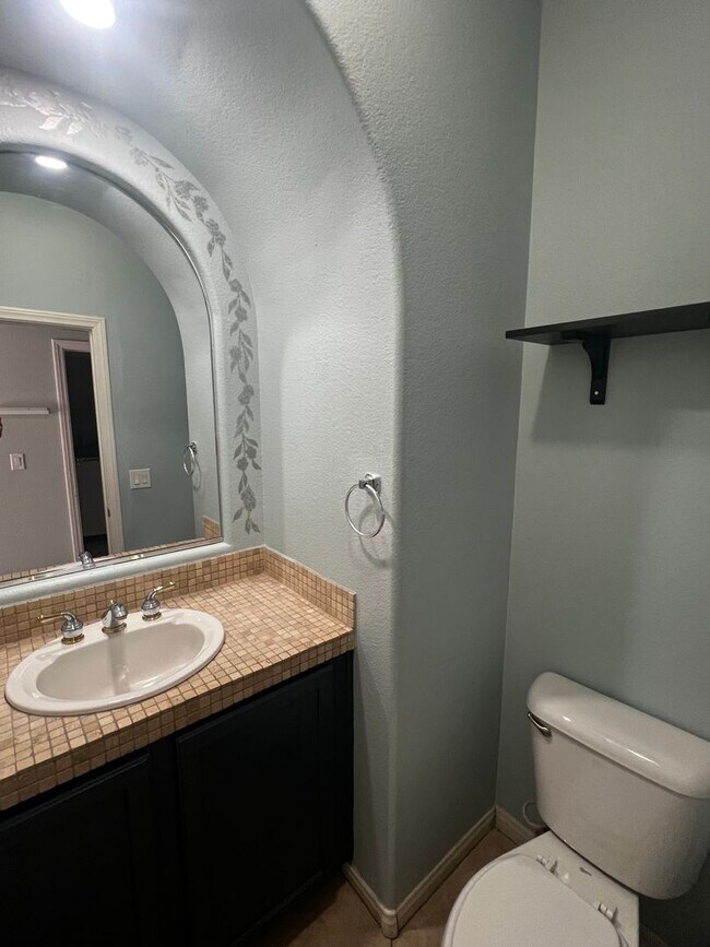 Foto del edificio - Spacious 4-Bedroom Mountains Edge Home with Downstairs Suite, Balcony & Covered Patio