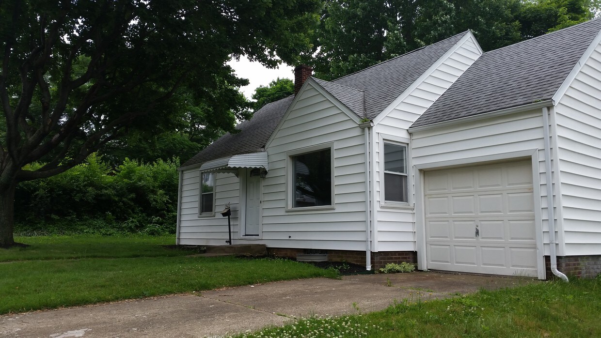 Cozy Home in Plain Township House Rental in Canton, OH