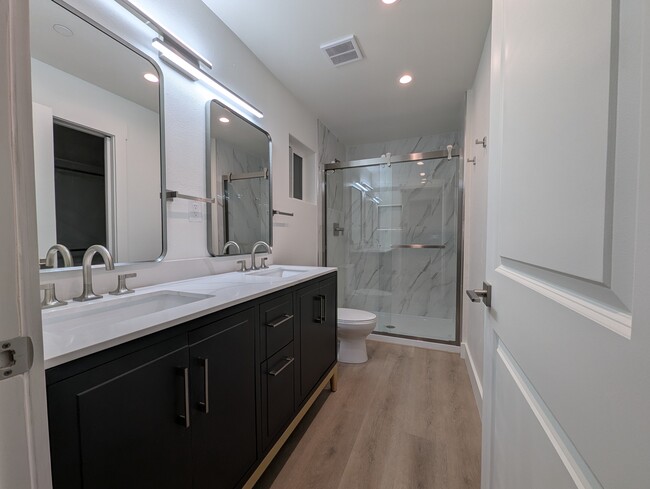 Master Bathroom - 1662 Lilac Dr