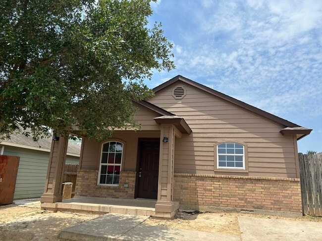 Building Photo - 4740 Loma Vista Dr