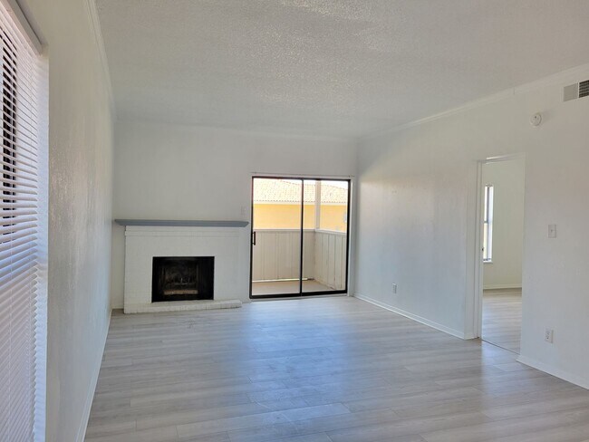 Foto del edificio - LUXURY LARGE UNIT IN EAST CLOVIS ALL NEW INTERIOR
