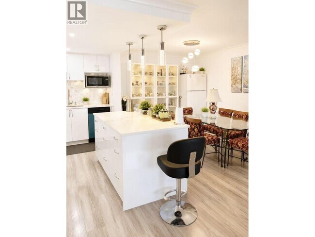 Photo du bâtiment - 6611 Minoru Blvd