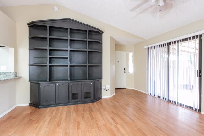 Building Photo - 27800 Hillpointe Dr