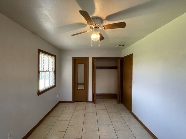 Building Photo - Charming 3-bedroom Home close to Lake Hefner!