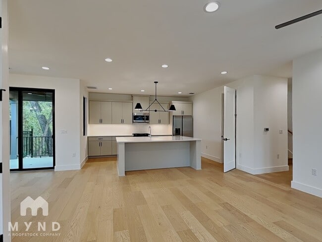 Building Photo - 1119 Mahan Dr