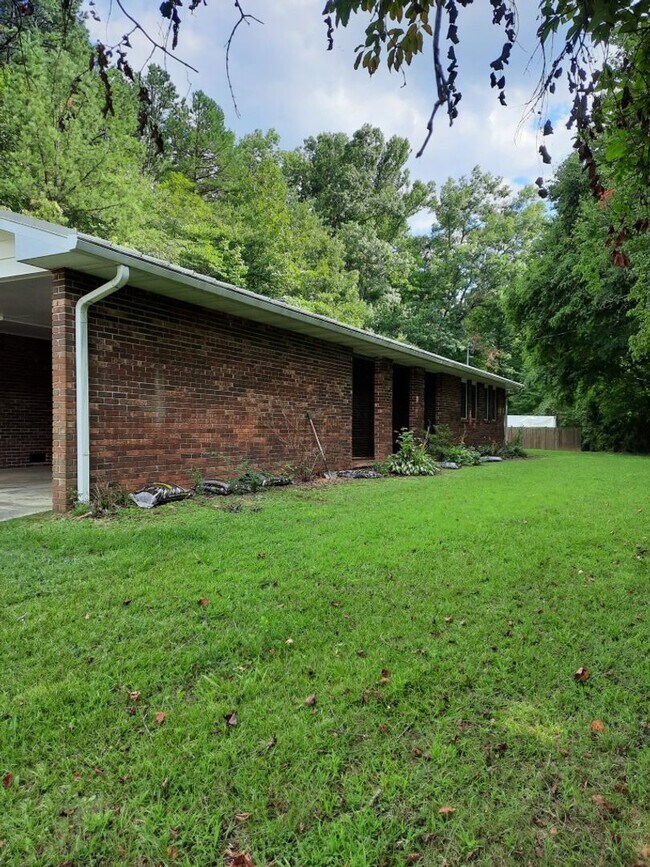 Building Photo - $1,780 - 3 Bedroom 1.5 Bathroom Unfurnishe...