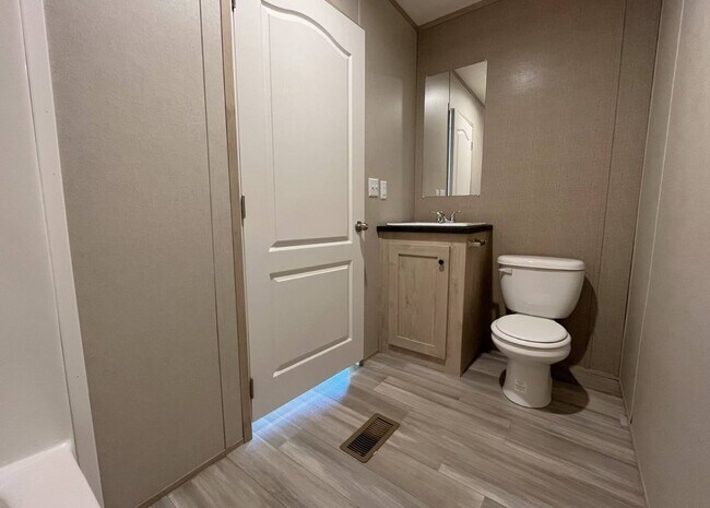 Foto del edificio - 3110 Victory Dr