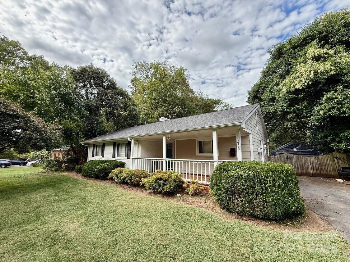 Foto principal - 1425 Montford Dr
