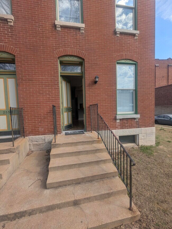 Puerta principal - 2354 S 9th St