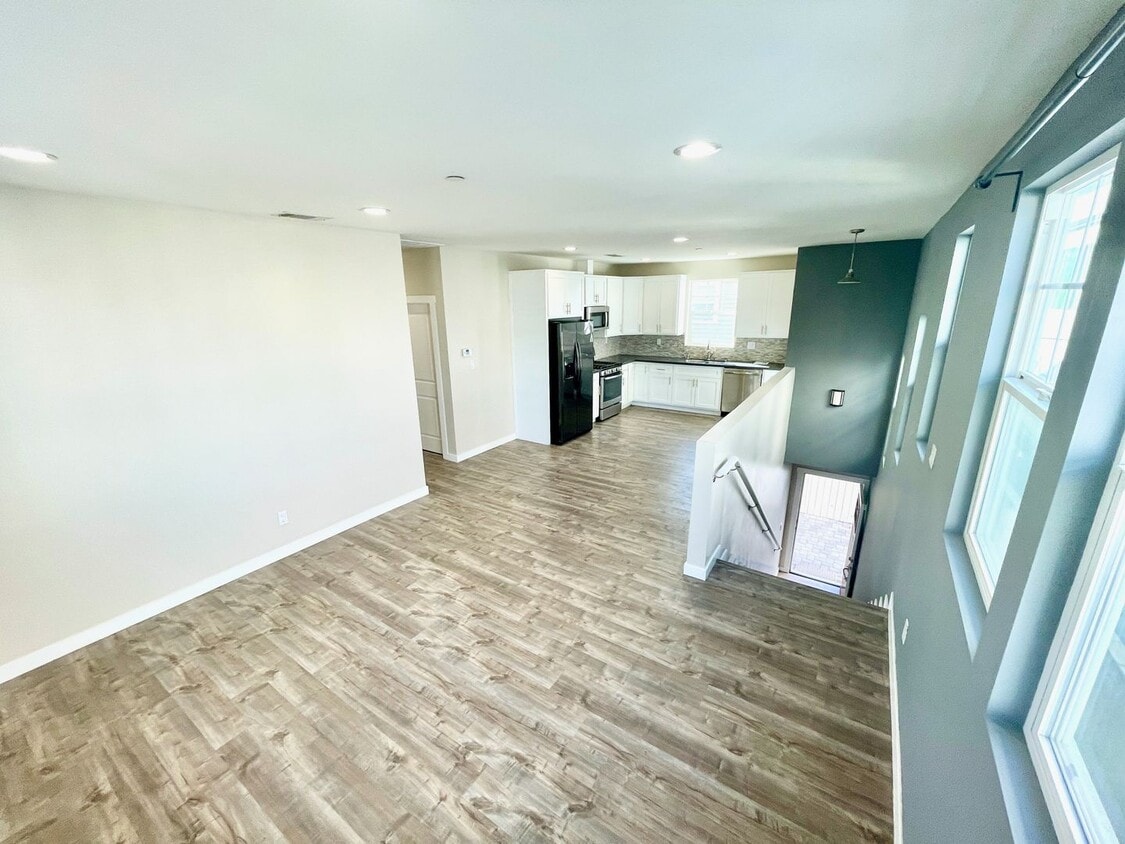 Primary Photo - Triplex