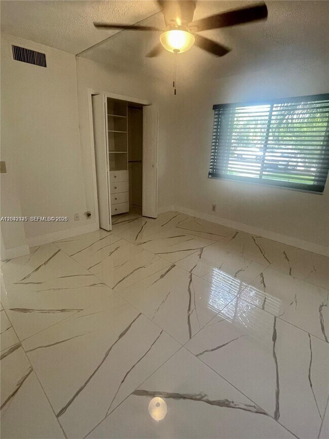 Foto del edificio - 403 Lakeview Dr