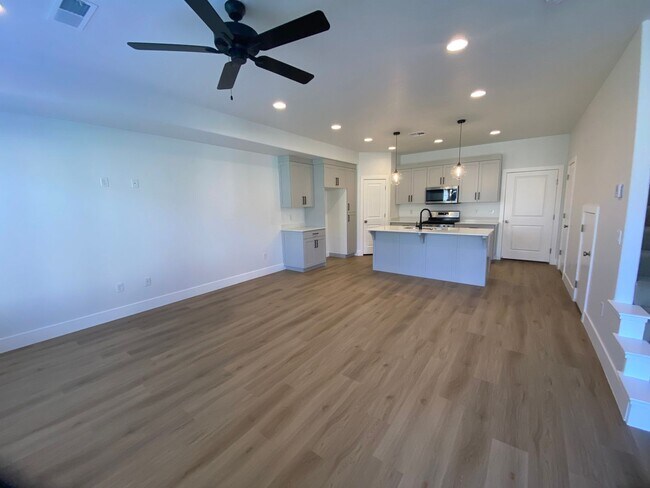 Foto del edificio - Beautiful 3 Bedroom 2.5 Bathroom TownHome!