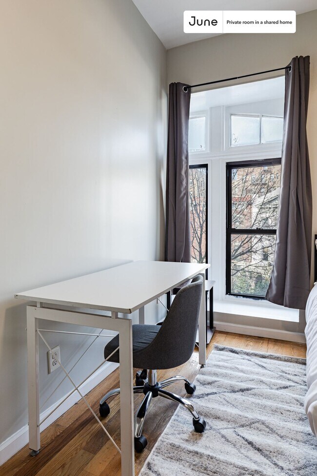 Foto del edificio - Private bedroom in 4 bed/2 bath Home