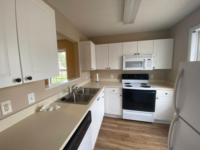 Building Photo - 2 bedroom duplex in Raleigh with ALL the a...