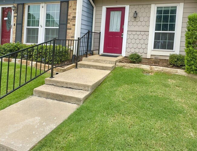 Building Photo - Remodeled Townhome with Community Pool and...