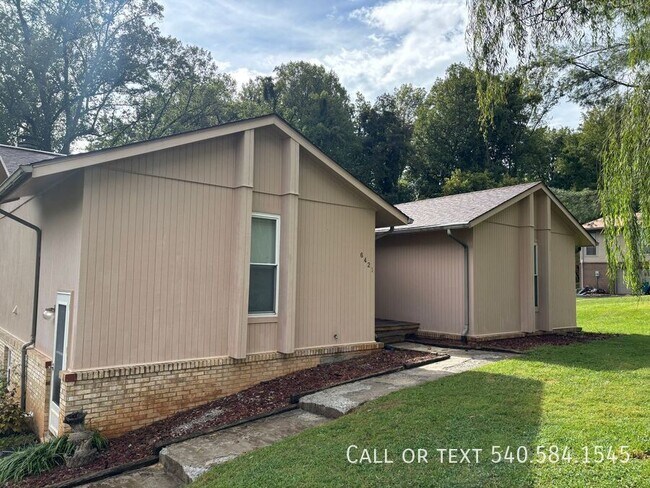 Foto del edificio - 6421 Orchard View Ln